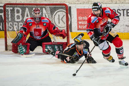 18.01.2013, Tiroler Wasserkraft Arena, Innsbruck, AUT, EBEL, HC TWK Innsbruck vs Graz 99ers, 43. Runde, im Bild Thomas Tragust, (HC TWK Innsbruck, # 34), Olivier Latendresse, (Graz 99ers, #44), Jonathan Insana, (HC TWK Innsbruck, # 77) // during the Ersteのeditorial素材