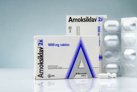 CHONBURI, THAILAND-OCTOBER 14, 2018 : Amoksiklav 2x 1000 mg film coated tablets. Amoxicillin and clavulanic acid. Antibiotics pills on gradient background. White tablets in silver blister pack.のeditorial素材