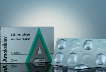 CHONBURI, THAILAND-JUNE 2, 2019 : Amoksiklav 625 mg film coated tablets. Amoxicillin and clavulanic acid. Antibiotics drug in box and silver aluminium foil blister pack. Protect from light packaging.のeditorial素材