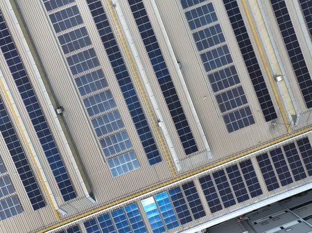 Solar-powered warehouse facility. Modern distribution center with rooftop solar panel. Eco-friendly warehouse. Sustainable logistics solutions for reduced carbon footprint. Sustainable energy.の写真素材
