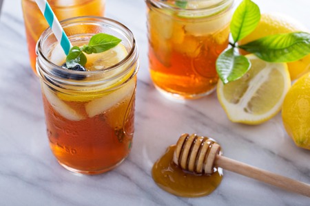自家製蜂蜜アイスティー ストローを持つ石工の jar ファイルで 自家製蜂蜜アイスティー ストローを持つ石工の jar ファイルで