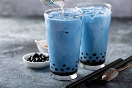 Butterfly pea milk bubble tea with tapioca pearlsの写真素材