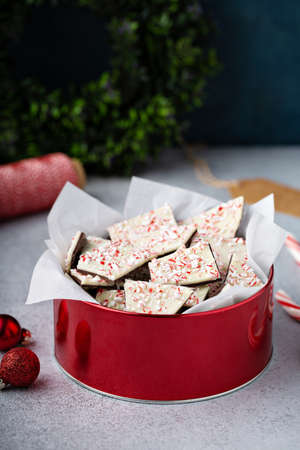 Homemade peppermint bark, white and dark chocolate with crushed candy canesの写真素材