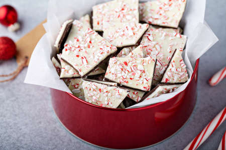 Homemade peppermint bark, white and dark chocolate with crushed candy canesの写真素材