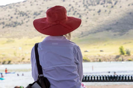 Back view of a woman in the red hat on the coast of Soda lake, Littleton, Coloradoの写真素材