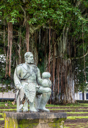 Hilo, Hawaii - December 1, 2021: The statue of King Kalakaua, the last king of Hawaii, in the Kalakaua Park in Hilo, Hawaiiのeditorial素材