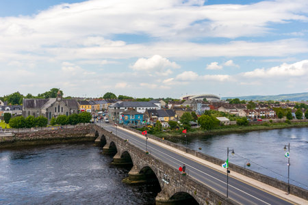 Limerick, Ireland - Lune 4, 2022: Beautiful Limerick urban cityscape over the river Shannon viewed from King John's Castleのeditorial素材