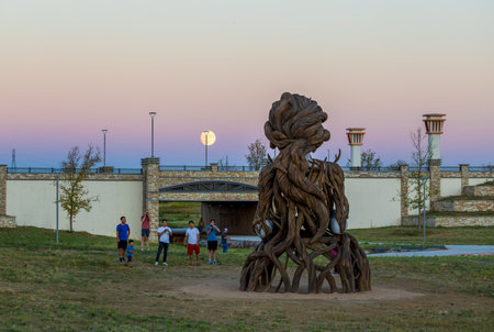 Aurora, Colorado - August 29, 2023: Daniel Popper's 21-foot-tall 'Umi' sculpture unveiled in The Aurora Highlands public art parkのeditorial素材