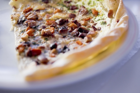 closeup shot of mushroom and cheese pizzaの写真素材
