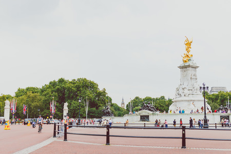 LONDON, UNITED KINGDOM - August 8th, 2014: Golden statue of the Queen Victoria Memorial near Buckingham Palaceのeditorial素材