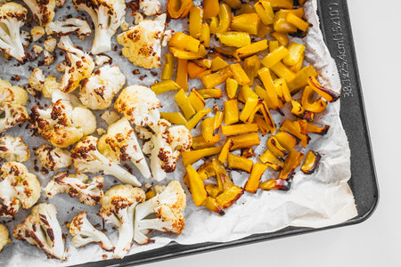 roasted cauliflower and yellow capsicum on baking tray forhealthy recipes theme, prediabetes and diabetes-friendly mealsの写真素材