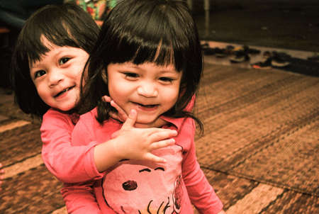 Twin girls huggingの素材