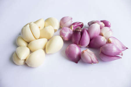 fresh red onion and garlic in metal bowl isolated on whiteの写真素材