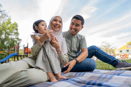 Happy Muslim Family Have A Picnic Outdoorの写真素材