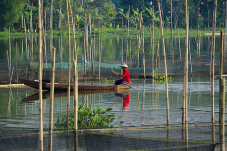 fish finders in the rawa pening lake, ambarawa central javaのeditorial素材