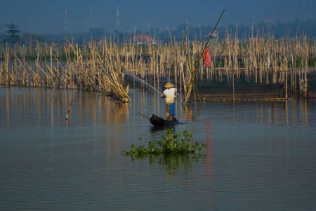 fish finders in the rawa pening lake, ambarawa central javaのeditorial素材