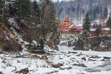 View of the frozen Prut mountain river in the Carpathian village of Yaremche. Ukraineの写真素材