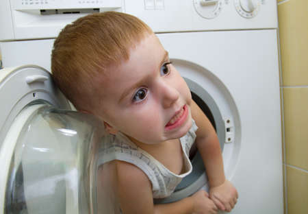  caucasian  small boy from washer の写真素材