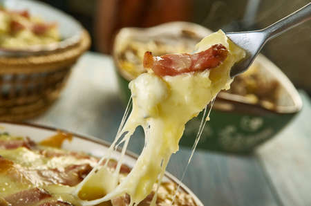 Cheesy Ham and Hash Brown Casserole,  large bowl, mix together hash browns, ham, cream of potato soup, sour cream, and cheddar cheeseの写真素材