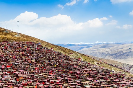 SICHUAN, CHINA - SEP 19 2014: Larung Gar(Larung Five Sciences Buddhist Academy). a famous Lamasery in Seda, Sichuan, China.のeditorial素材