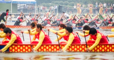 In June 11, 2013, a dragon boat race was underway in Jiangyin, Jiangsu Province, China. The dragon boat race is a traditional sport in China, which is generally held in the Chinese lunar calendar.のeditorial素材