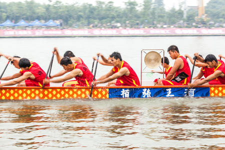 In June 11, 2013, a dragon boat race was underway in Jiangyin, Jiangsu Province, China. The dragon boat race is a traditional sport in China, which is generally held in the Chinese lunar calendar.のeditorial素材