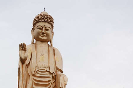 Goden buddha statue in Foguang shan Temple, Gaoxiong,Taiwanのeditorial素材