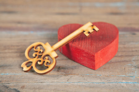 red wooden heart and keys on the tableの写真素材
