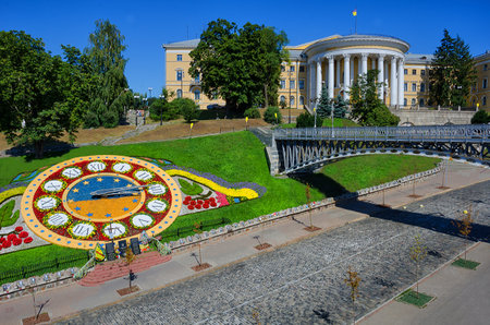 Kyiv, Ukraine, August 10, 2018 - Flower clock on the flowerbed along the Alley of One Hundred Heroes of Heaven near Independence Square, Independence Square;のeditorial素材