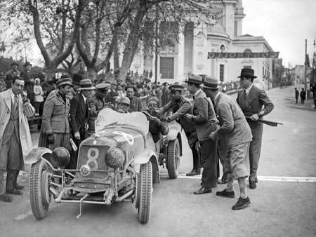 Roma, 08/04/1934
8a Mille Miglia
Nella foto: l'arrivo di Piero Taruffi e Guerino Bertocchi su Maserati 4CS 1100 al controllo di Roma
@VEDO/AF [250589]
===================================
8th Mille Miglia (1934)
Piero Taruffi and Guerino Bertocchi arrive wのeditorial素材