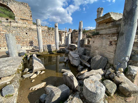 Ephesus is an ancient city in Turkeyâs Central Aegean region, near modern-day SelÃ§uk. Its excavated remains reflect centuries of history, from classical Greece to the Roman Empire â when it was the Meのeditorial素材