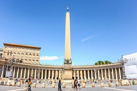 VATICAN CITY, VATICAN - AUG 10, 2011 : Saint Peter's Square in Vaticanのeditorial素材