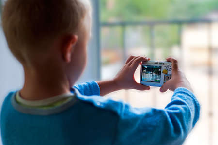 The child is making a photoの写真素材
