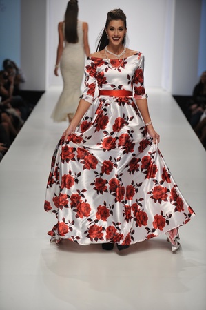 LOS ANGELES - OCTOBER 19: Model walks runway for Nathanaelle collection at Sunset Gower Studios during Los Angeles Fashion Weekend on October 19, 2012 in Los Ageles, CA のeditorial素材