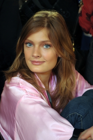 NEW YORK - NOVEMBER 10: Victoria's Secret model  Constance Jablonski getting ready backstage  during the 2010 Victoria's Secret Fashion Show on November 10, 2010 at the Lexington Armory in New York. のeditorial素材