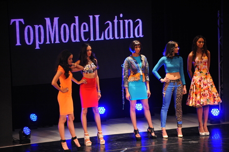 NEW YORK - AUGUST 07: Models compete on stage  at Top Model Latina 2014 at Symphony Space NY, August 07, 2014 in New York NYのeditorial素材