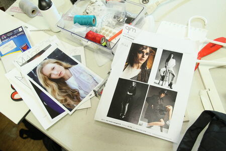 NEW YORK - SEPTEMBER 03: Models compcards ready backstage for Victor de Souza Spring Summer 2015 presentation during New York Fashion Week on September 03, 2014 in NYC.
のeditorial素材