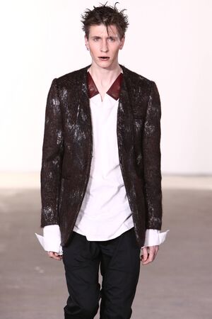 NEW YORK, NY - FEBRUARY 04: A model walks the runway wearing Siki Im during New York Fashion Week Men's Fall/Winter 2016 on February 4, 2016 in NYC.のeditorial素材