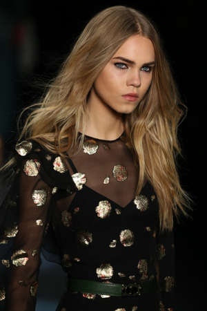 NEW YORK, NY - FEBRUARY 13: A model walks the runway wearing Monique Lhuillier Fall 2016 on February 13, 2016 in NYC.のeditorial素材