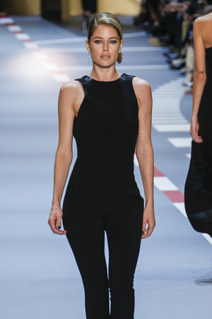 PARIS, FRANCE - OCTOBER 03: Doutzen Kroes walks the runway during the Mugler show as part of the Paris Fashion Week Womenswear Spring/Summer 2016 on October 3, 2015 in Paris, France.のeditorial素材