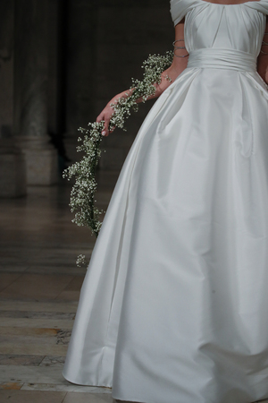 NEW YORK - OCTOBER 5: A model walks the runway for Reem Acra  Bridal show Fall/Winter 2018 Collection during Bridal Fashion Week on October 5, 2017 in New York City.のeditorial素材
