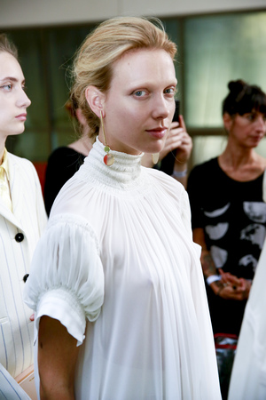 MILAN, ITALY - SEPTEMBER 23: A model is seen backstage ahead of the Jil Sander show during Milan Fashion Week Spring/Summer 2018 on September 23, 2017 in Milan, Italy.のeditorial素材