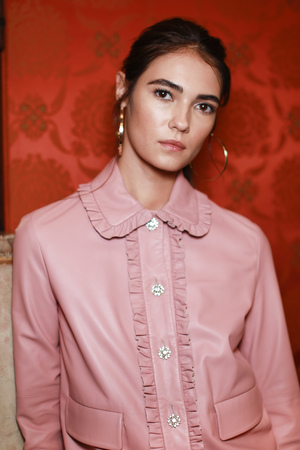 MILAN, ITALY - SEPTEMBER 23: A model is seen backstage ahead of the Simonetta Ravizza show during Milan Fashion Week Spring/Summer 2018 on September 23, 2017 in Milan, Italy.のeditorial素材
