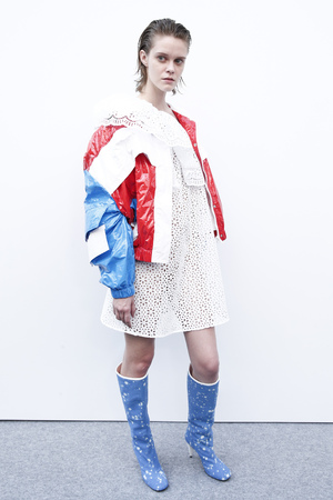 MILAN, ITALY - SEPTEMBER 24: A model is seen backstage ahead of the MSGM show during Milan Fashion Week Spring/Summer 2018 on September 24, 2017 in Milan, Italy.のeditorial素材