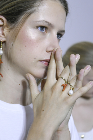 MILAN, ITALY - SEPTEMBER 20: A model is seen backstage ahead of the Fausto Puglisi show during Milan Fashion Week Spring/Summer 2018 on September 20, 2017 in Milan, Italy.のeditorial素材