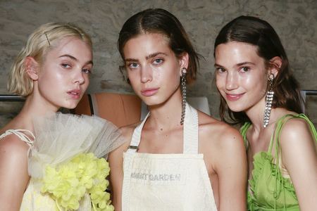 MILAN, ITALY - SEPTEMBER 22: Models are seen backstage ahead of the Brognano show during Milan Fashion Week Spring/Summer 2017 on September 22, 2016 in Milan, Italy.のeditorial素材