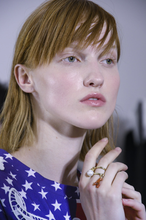 MILAN, ITALY - SEPTEMBER 20: A model is seen backstage ahead of the Fausto Puglisi show during Milan Fashion Week Spring/Summer 2018 on September 20, 2017 in Milan, Italy.のeditorial素材