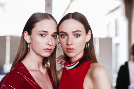 MILAN, ITALY - SEPTEMBER 23: Models are seen backstage ahead of the Aquilano Rimondi show during Milan Fashion Week Spring/Summer 2018 on September 23, 2017 in Milan, Italy.のeditorial素材