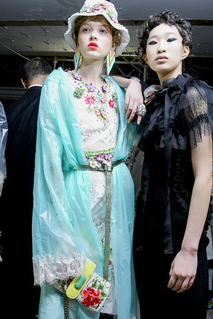 MILAN, ITALY - SEPTEMBER 23: Models are seen backstage ahead of the Antonio Marras show during Milan Fashion Week Spring/Summer 2018 on September 23, 2017 in Milan, Italy.のeditorial素材