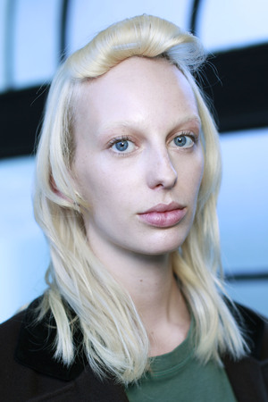 MILAN, ITALY - SEPTEMBER 21: A model is seen backstage ahead of the Arthur Arbesser show during Milan Fashion Week Spring/Summer 2018on September 21, 2017 in Milan, Italy.のeditorial素材